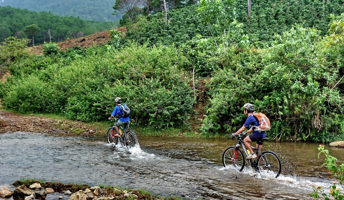 دوچرخه سواری در جاده میان هانوی تا هوشی مین در ویتنام